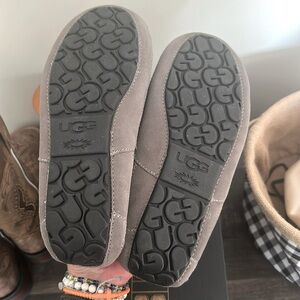 Men’s size 9 Ugg slippers. Never worn. Just tried on once.